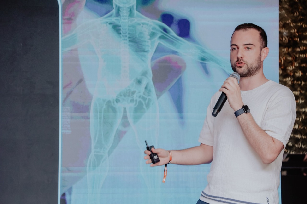 Marino Sabijan, MD, founder of SeuSive, presenting on clinical AI